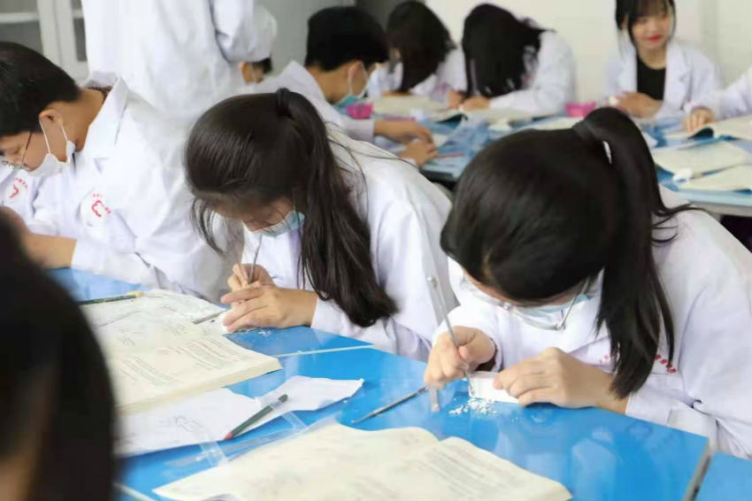 石家庄冀联医学院口腔修复工艺专业学生实训.jpg 石家庄冀联医学院口腔修复工艺专业学生实训.jpg