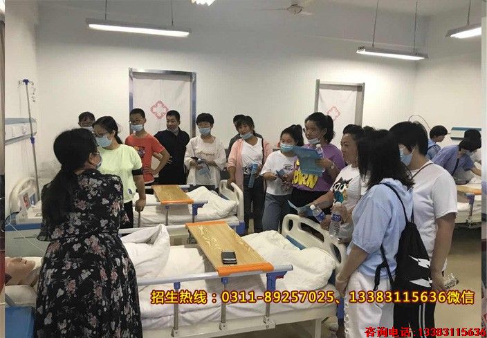 石家庄冀联医学院招生热季老师讲解现场.jpg