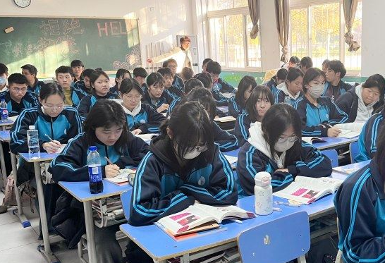 石家庄冀联医学中等专业学校新生是如何分班的？有按成绩的重点班吗？